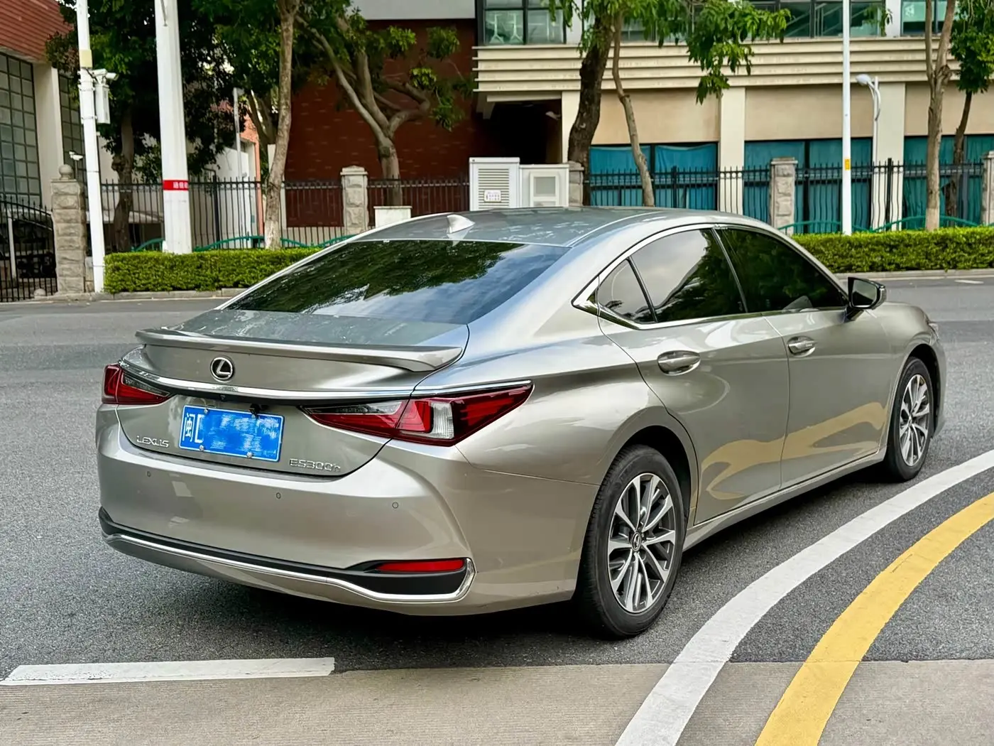 Lexus ES 2022 — Photo 6/12