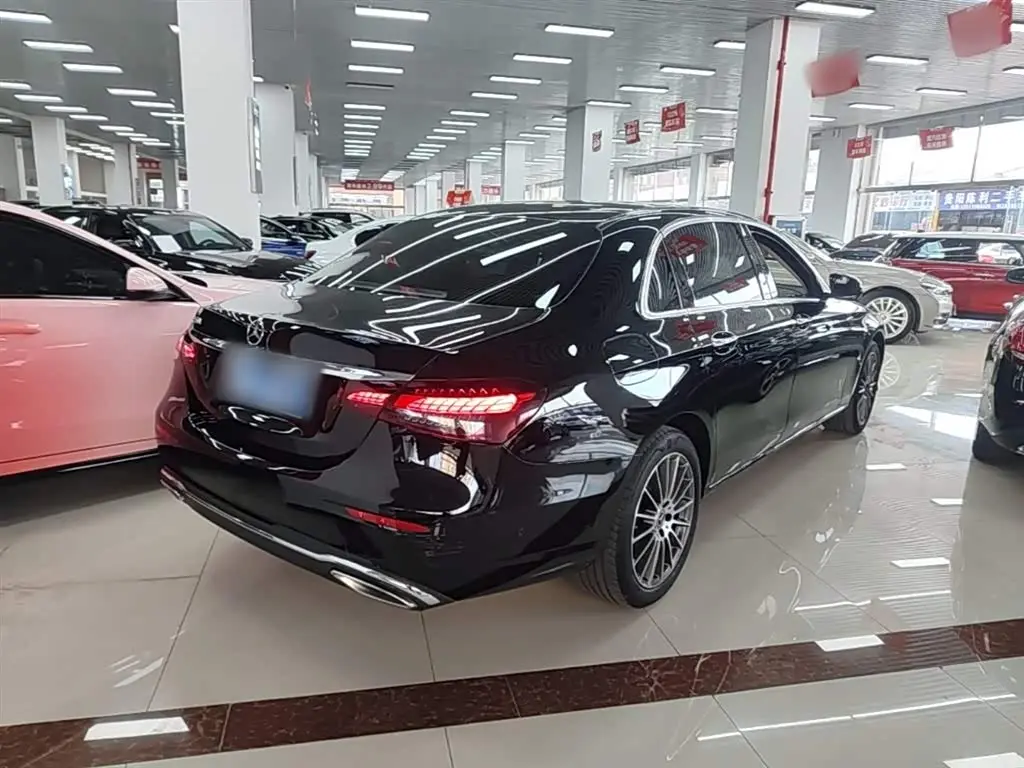 Mercedes-Benz E-Class 2023 — Photo 7/20