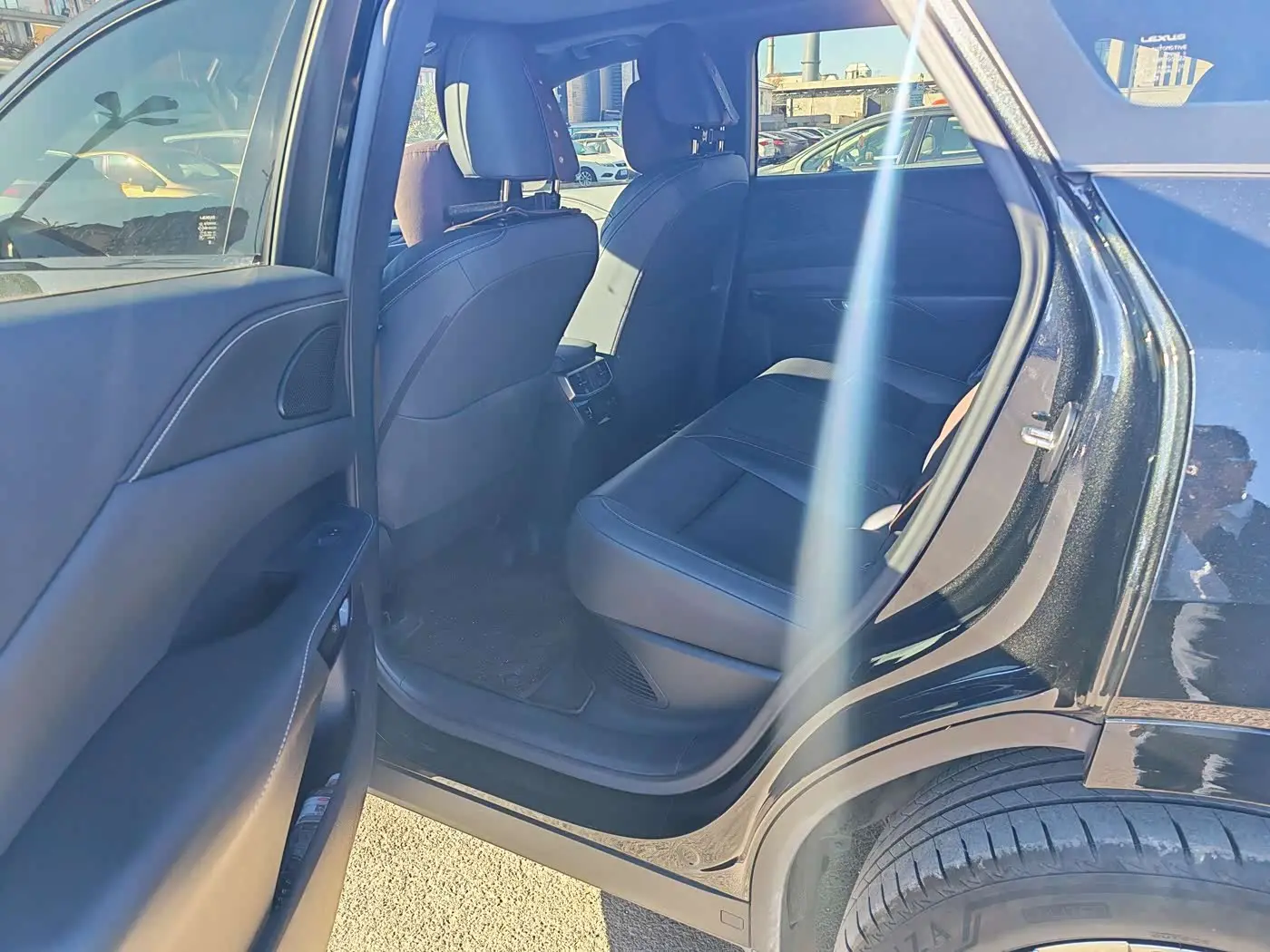 Lexus RX 2023 — Photo 6/10