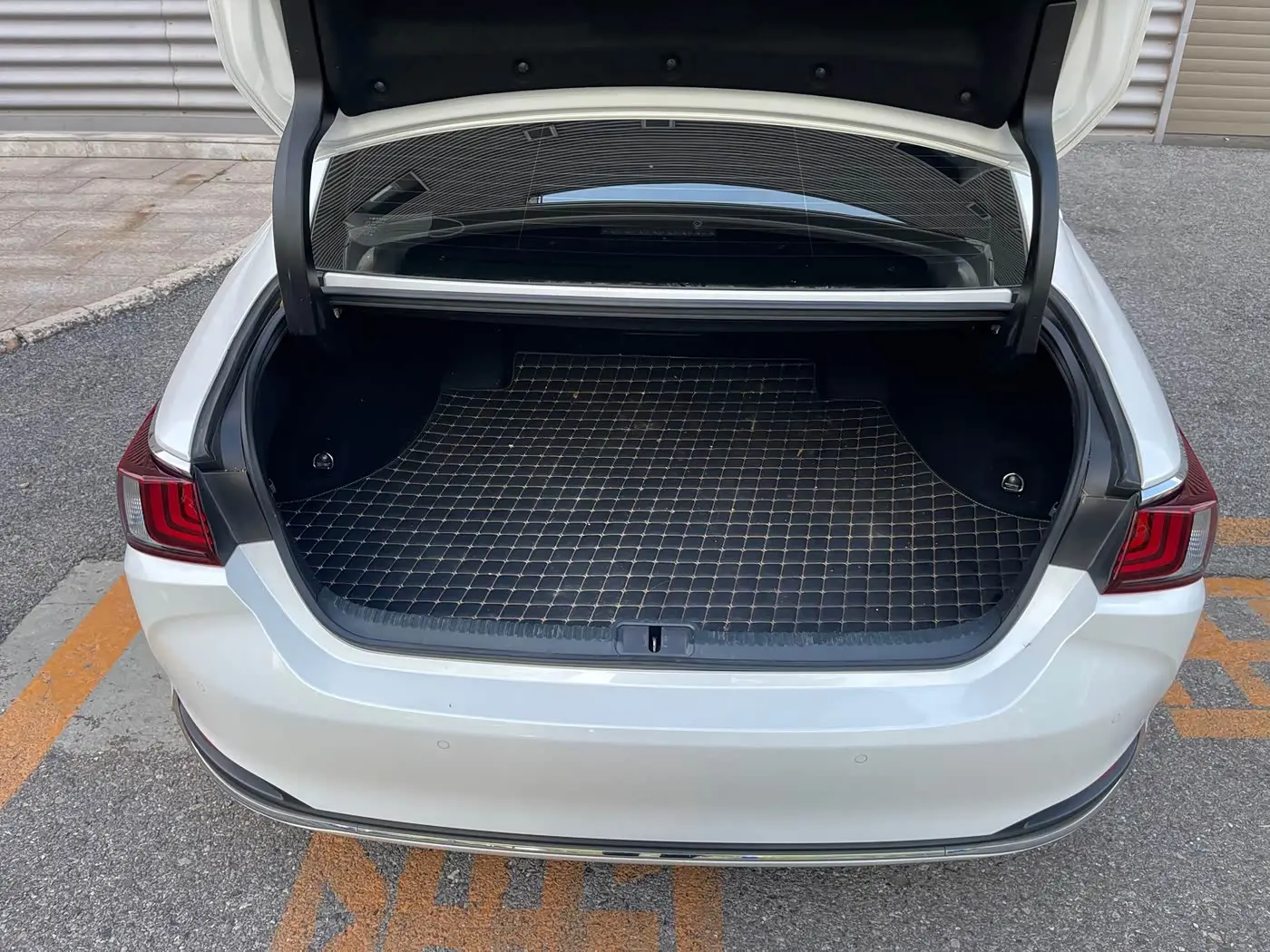 Lexus ES 2023 — Photo 10/20