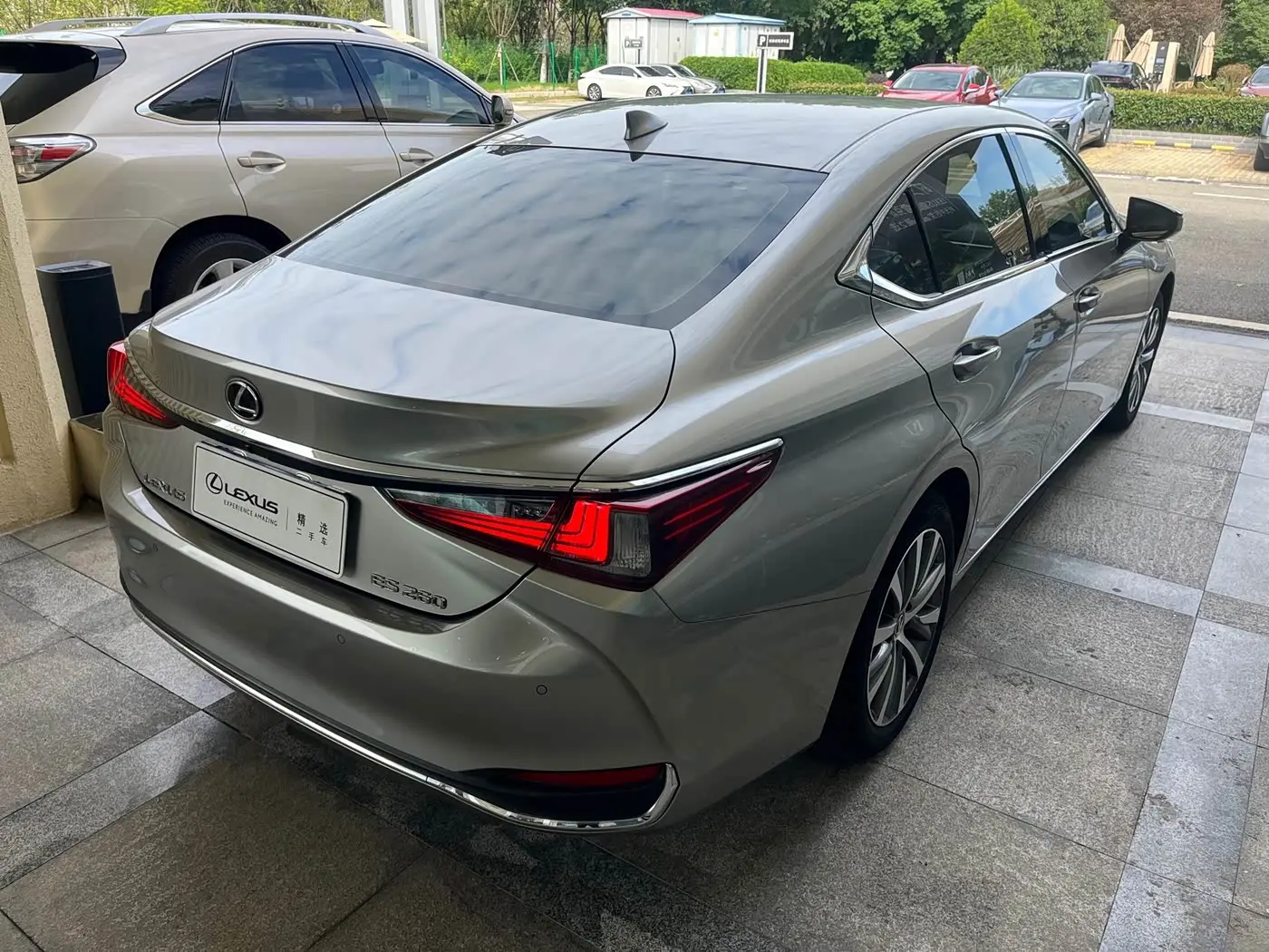 Lexus ES 2019 — Photo 7/17