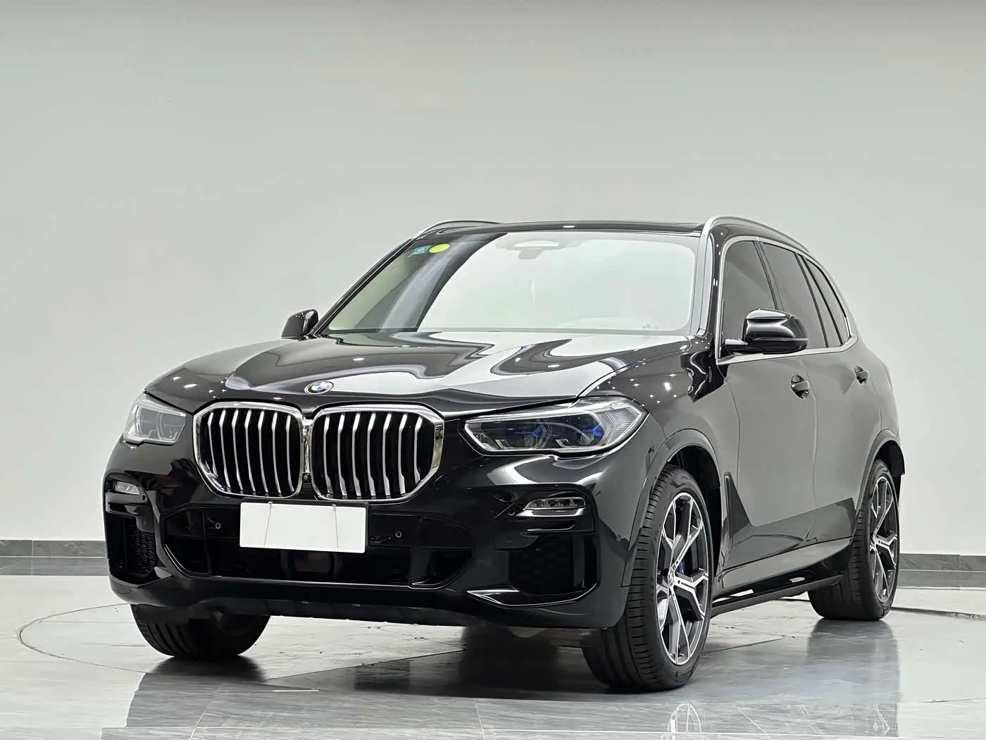 BMW X5 2019 — Фото 1/20