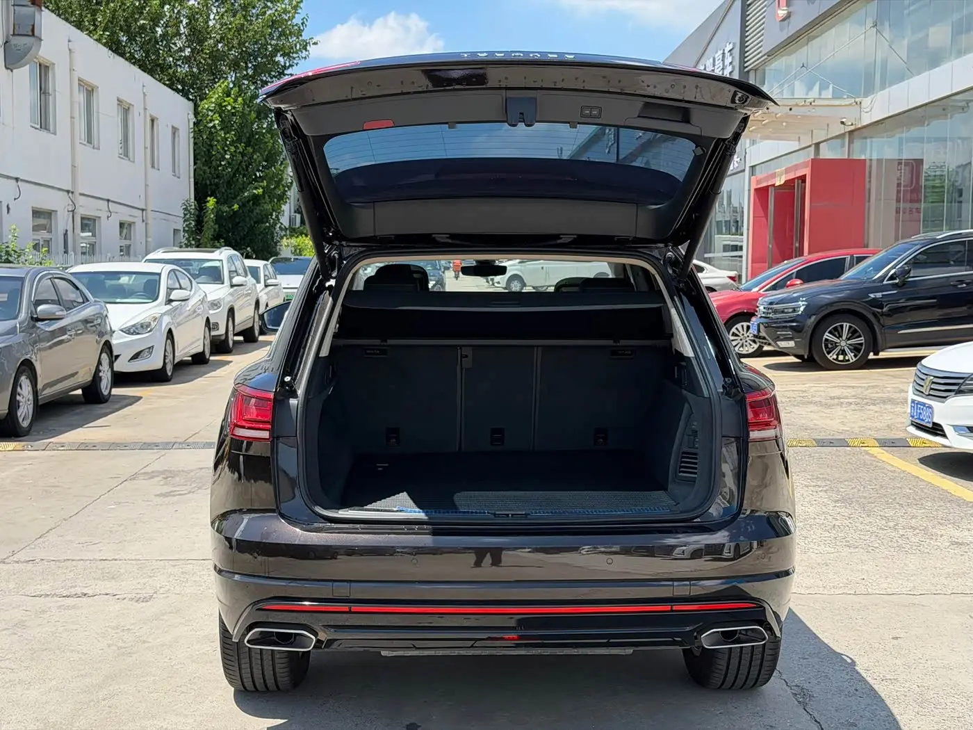 Volkswagen Touareg 2023 — Photo 10/14