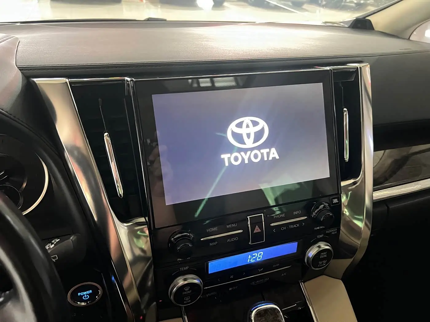 Toyota Vellfire 2020 — Photo 11/20