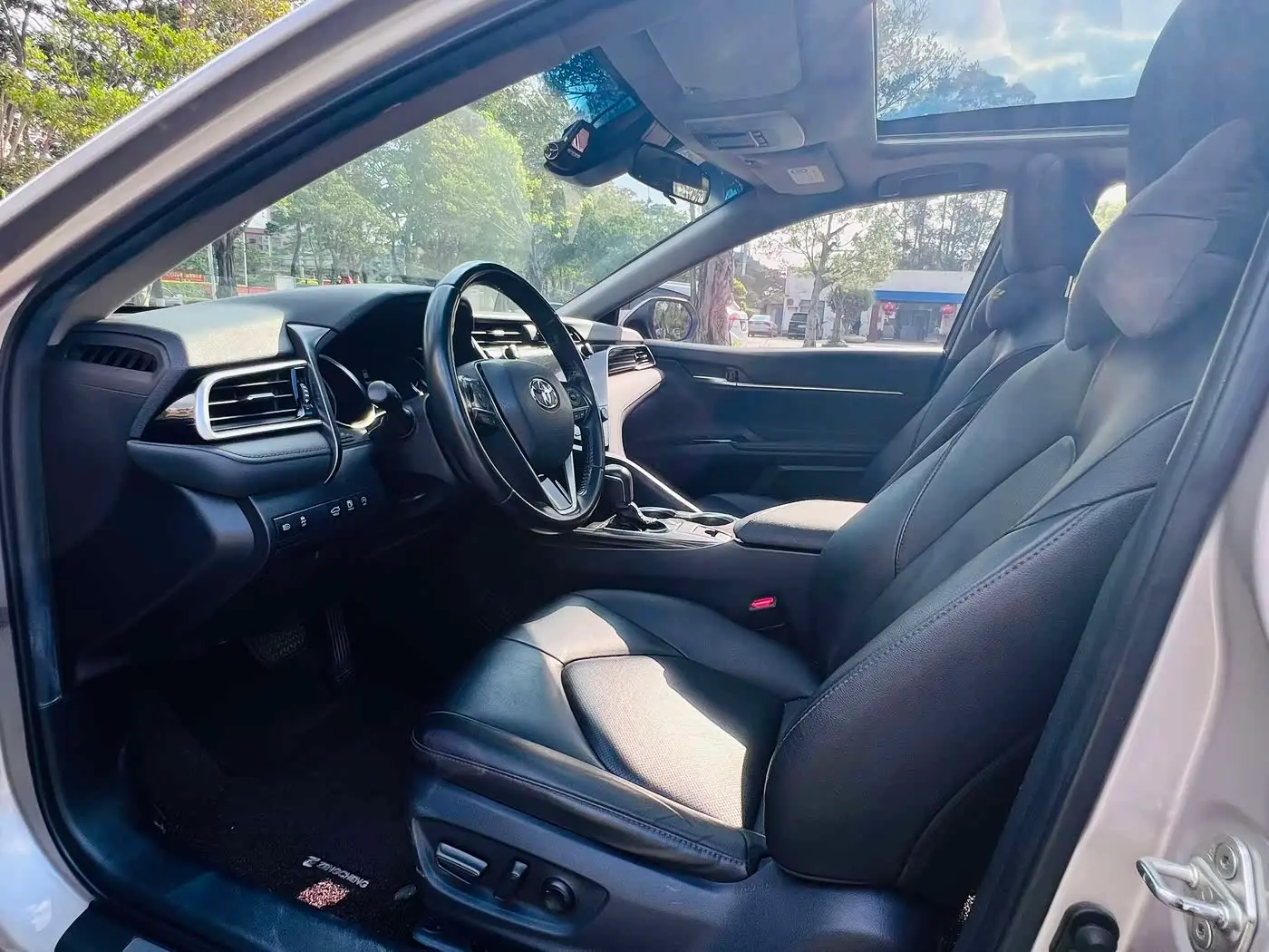Toyota Camry 2020 — Photo 9/16