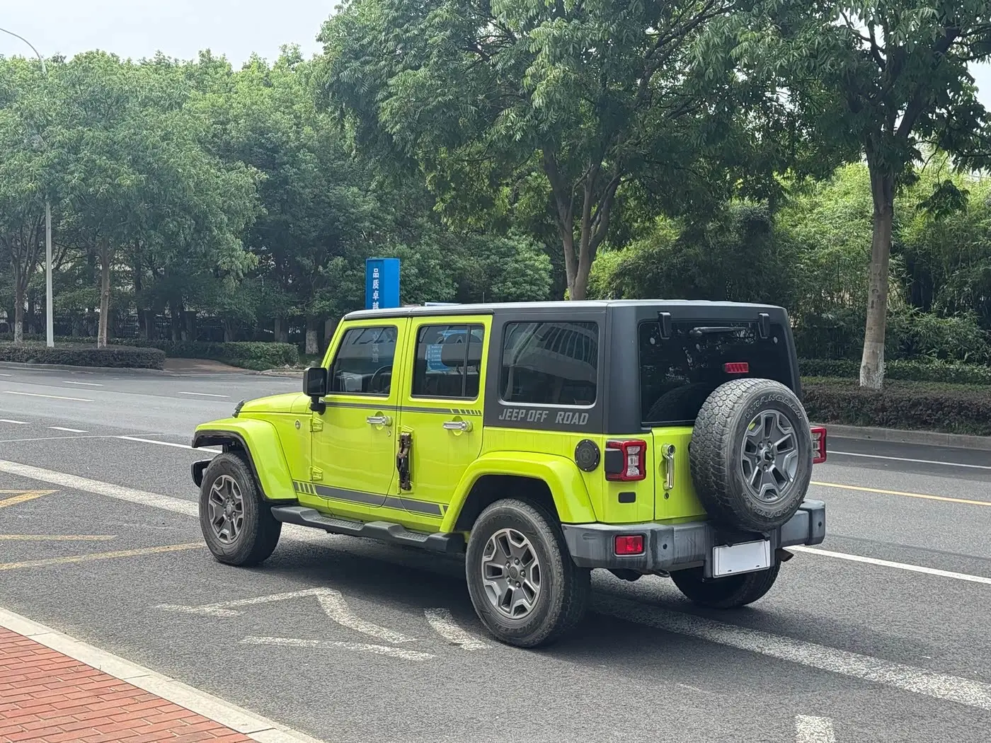 Jeep Wrangler 2017 — ფოტო 9/13
