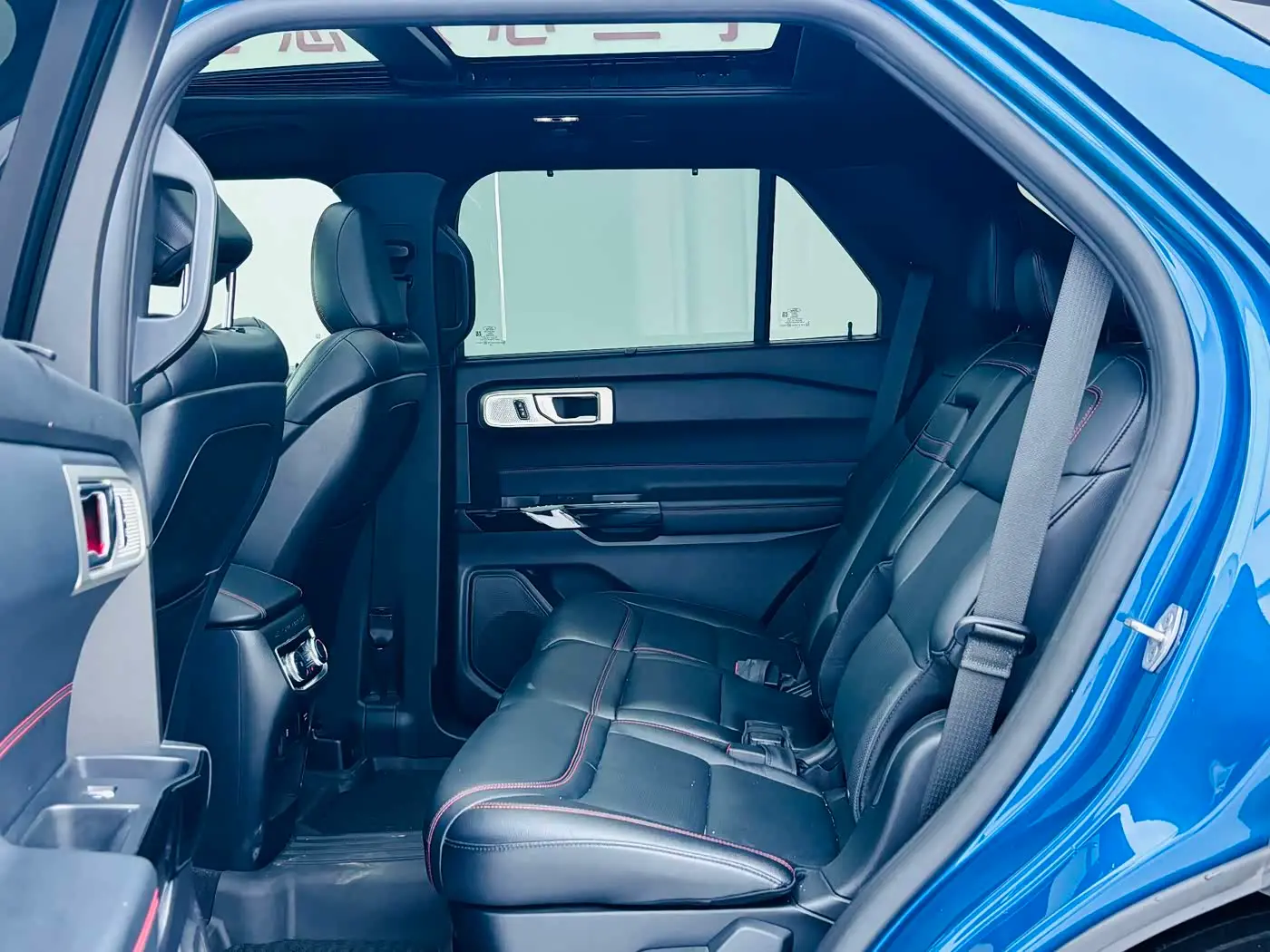 Ford Explorer 2020 — Фото 11/19