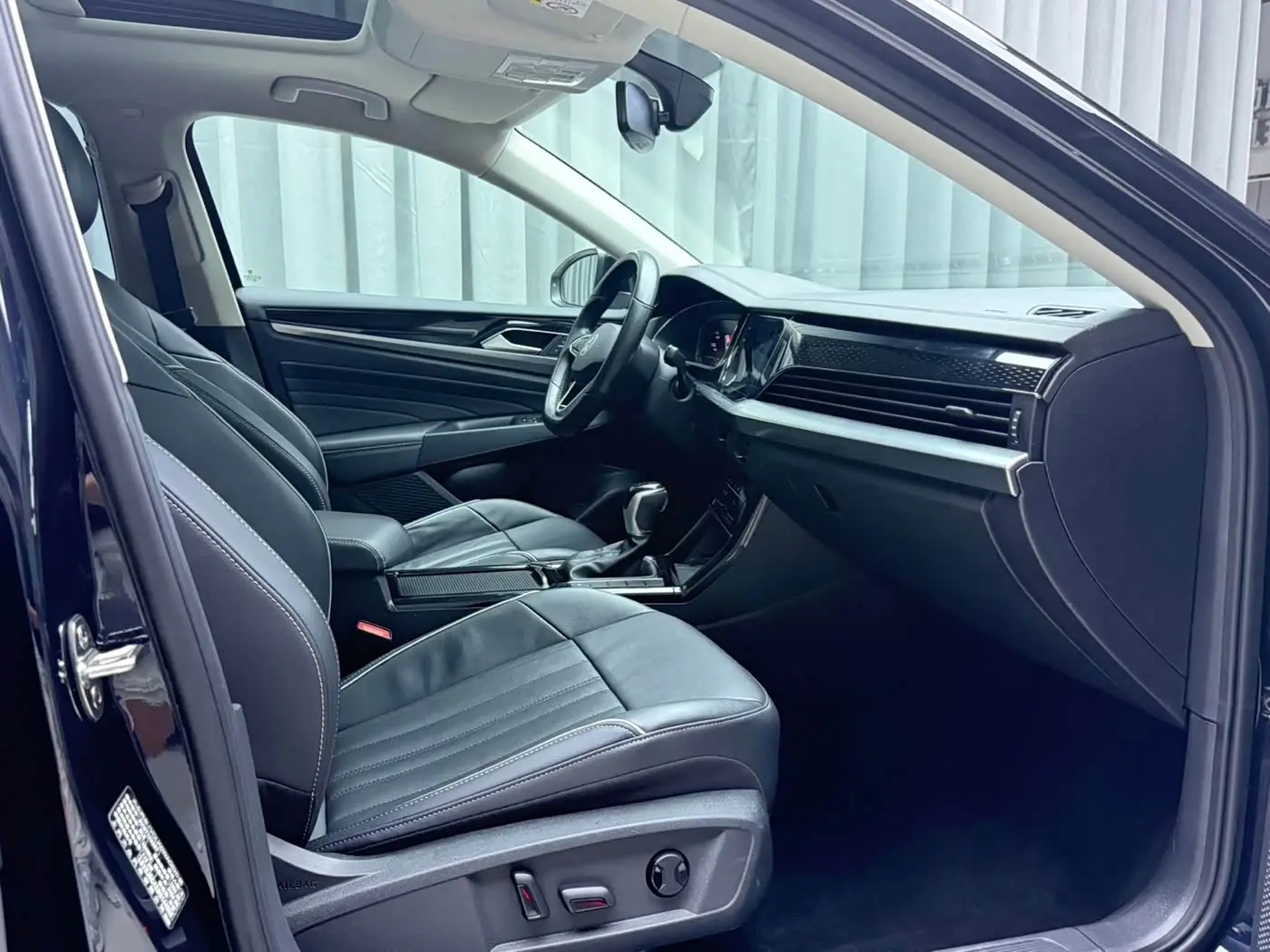 Volkswagen Passat 2023 — Photo 18/20