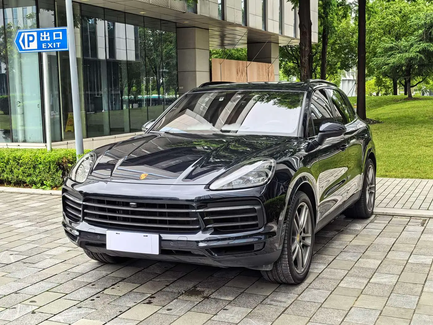 Porsche Cayenne 2023 — Photo 1/20
