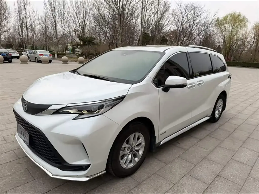 Toyota Granvia 2023 — Photo 1/18