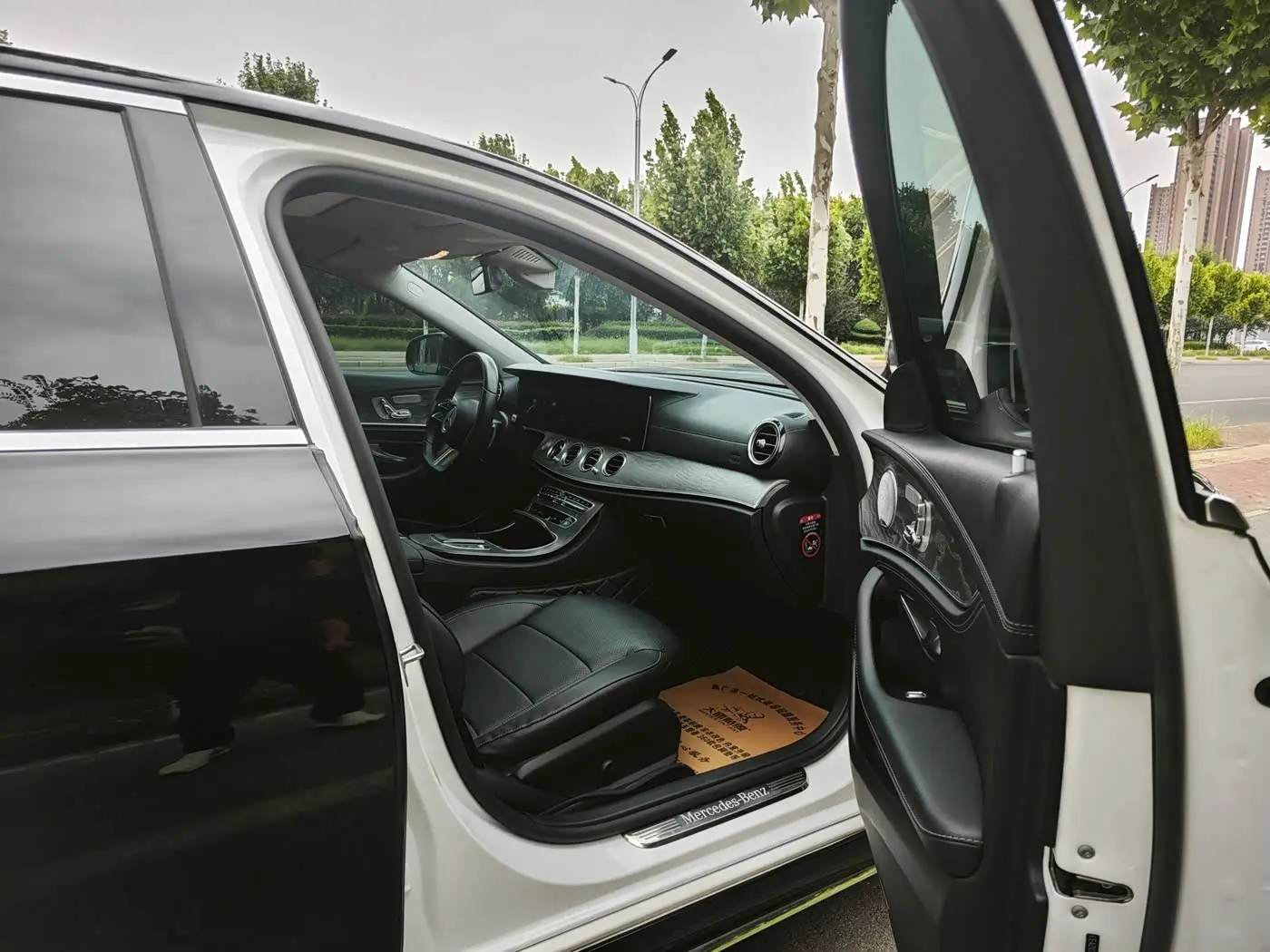Mercedes-Benz E-Class 2021 — Photo 11/17