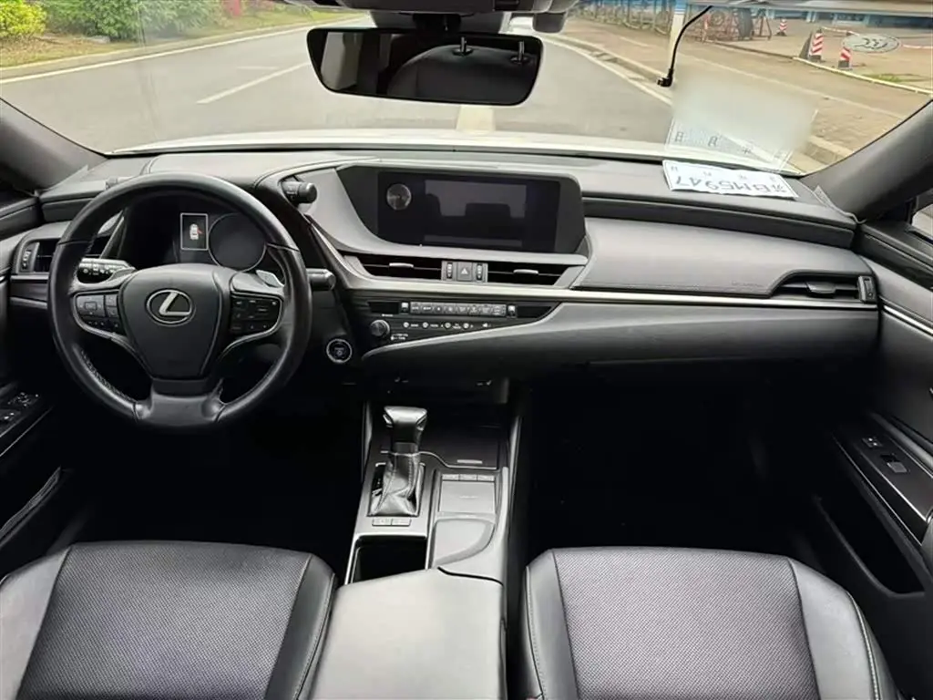 Lexus ES 2018 — Şəkil 17/20