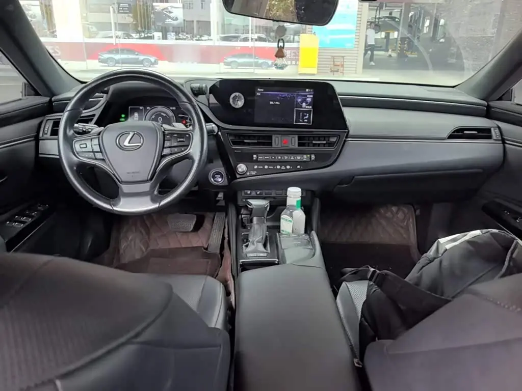 Lexus ES 2021 — Photo 10/20