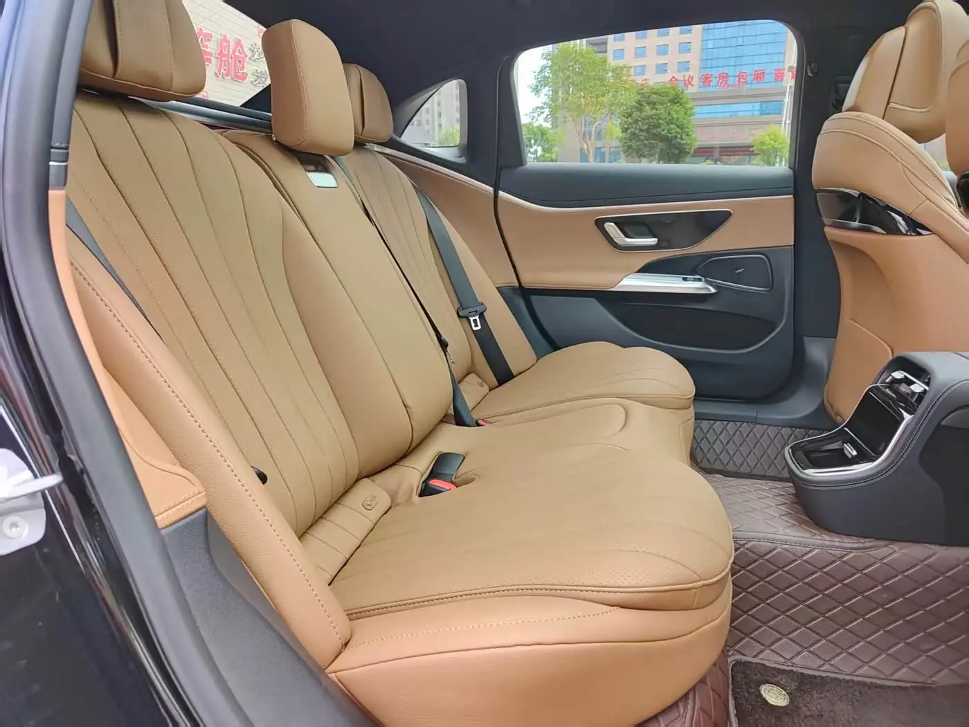 Mercedes-Benz E-Class 2025 — Photo 10/20