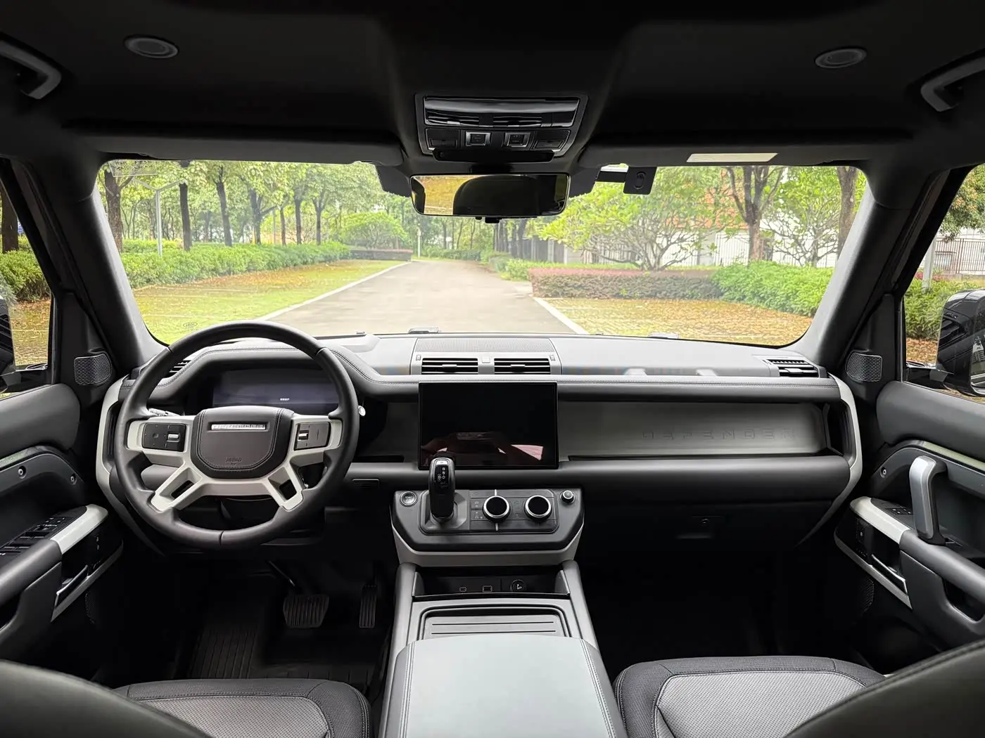 Land Rover Defender 2023 — Photo 10/18