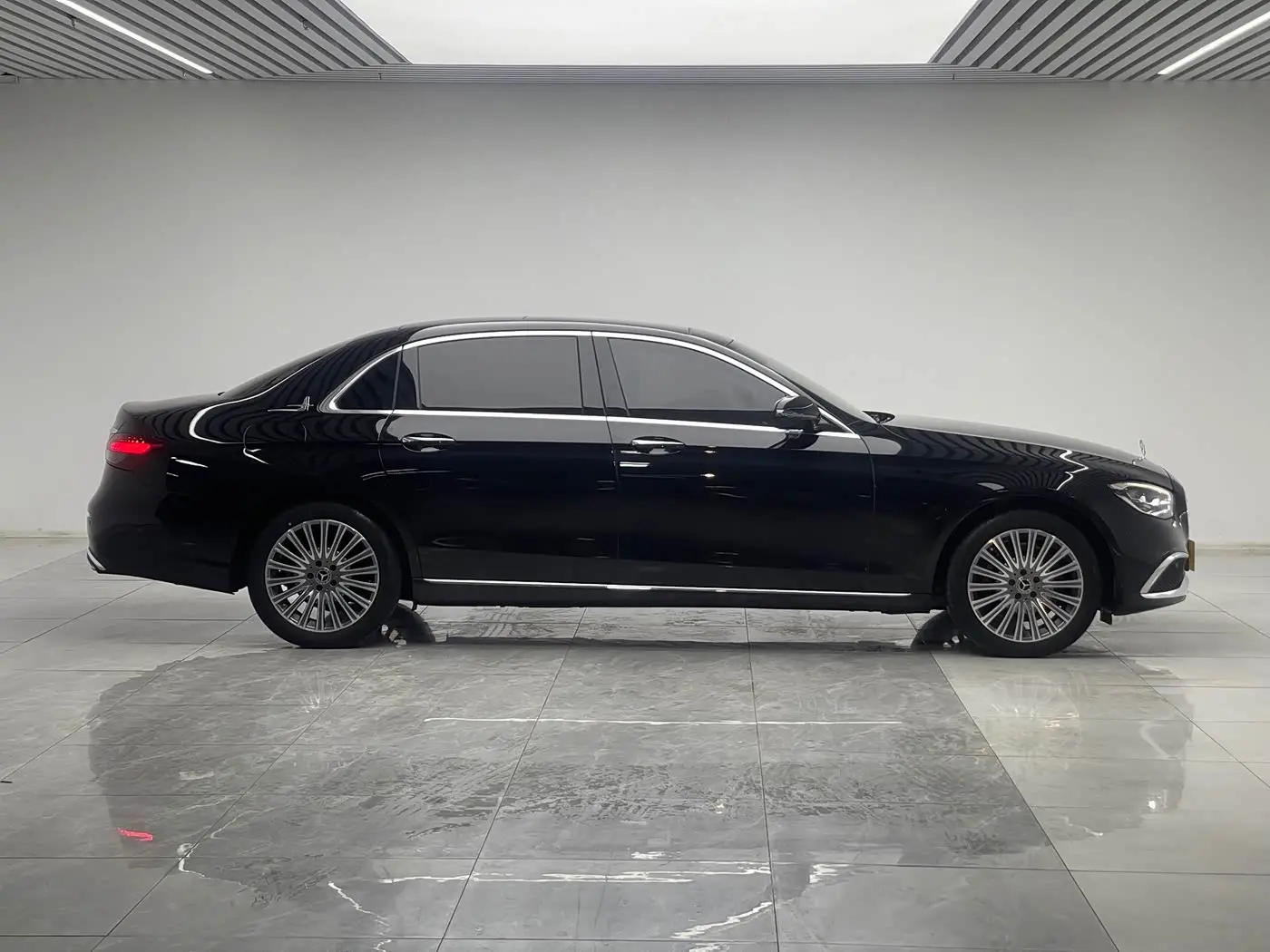 Mercedes-Benz E-Class 2023 — Photo 8/20