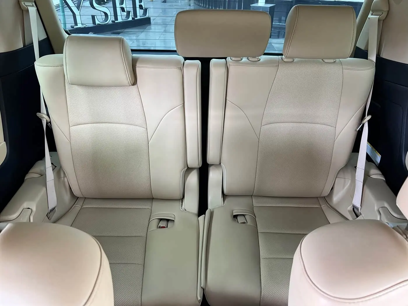 Toyota Alphard 2023 — Photo 17/20