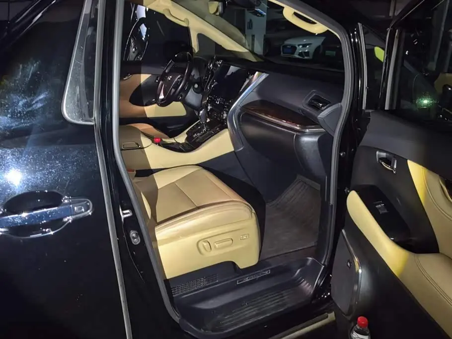 Toyota Alphard 2023 — Photo 8/16
