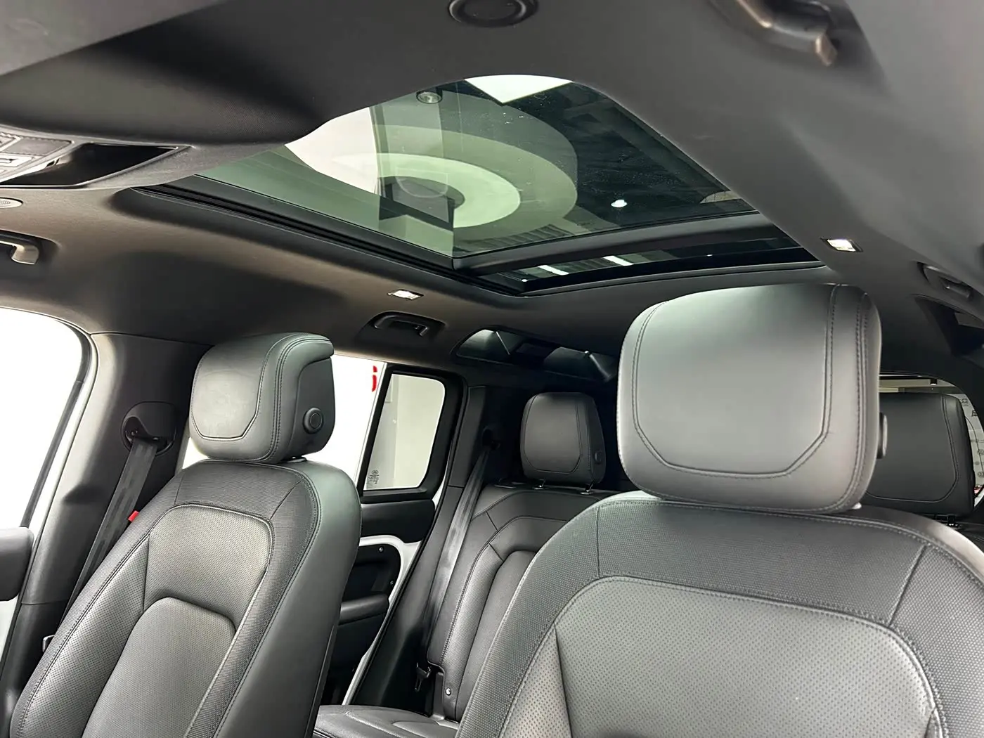 Land Rover Defender 2024 — Photo 13/20
