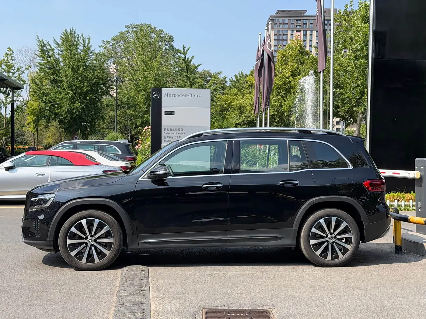 Mercedes-Benz GLB 2025 — Photo 8/14