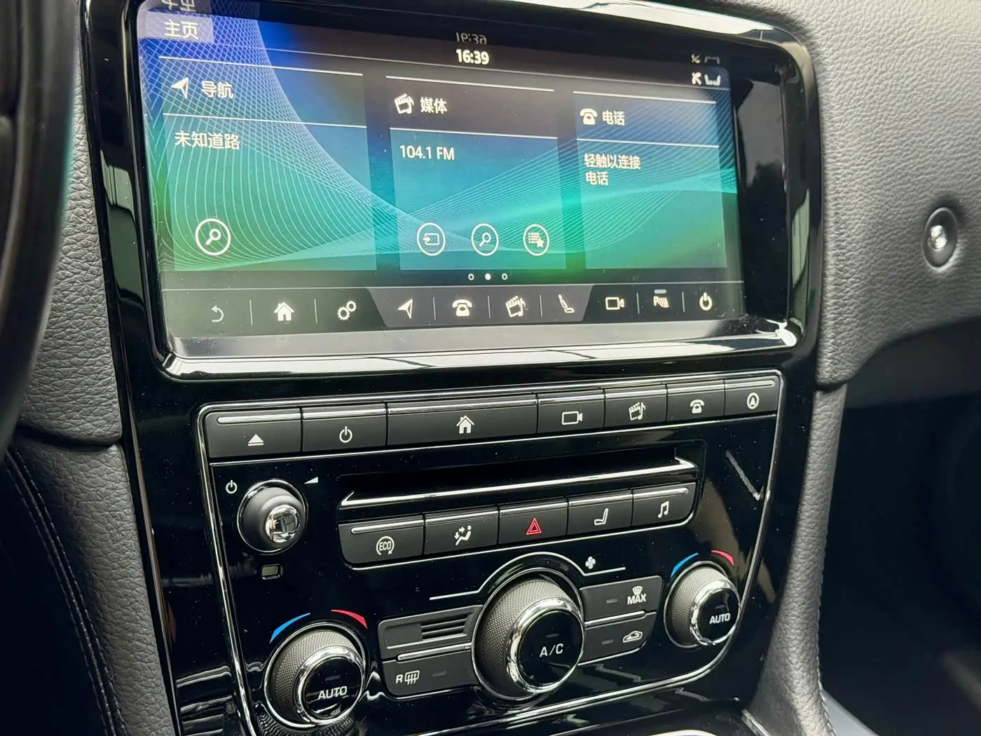 Jaguar XJ 2019 — Şəkil 9/16