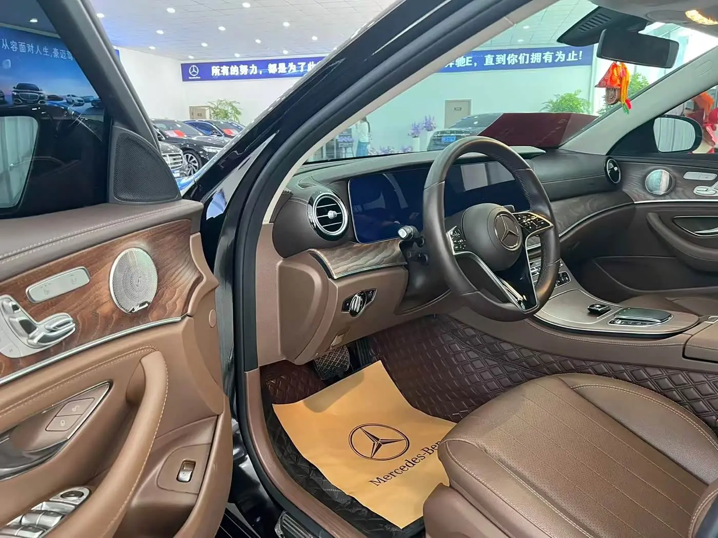 Mercedes-Benz E-Class 2023 — Photo 4/9