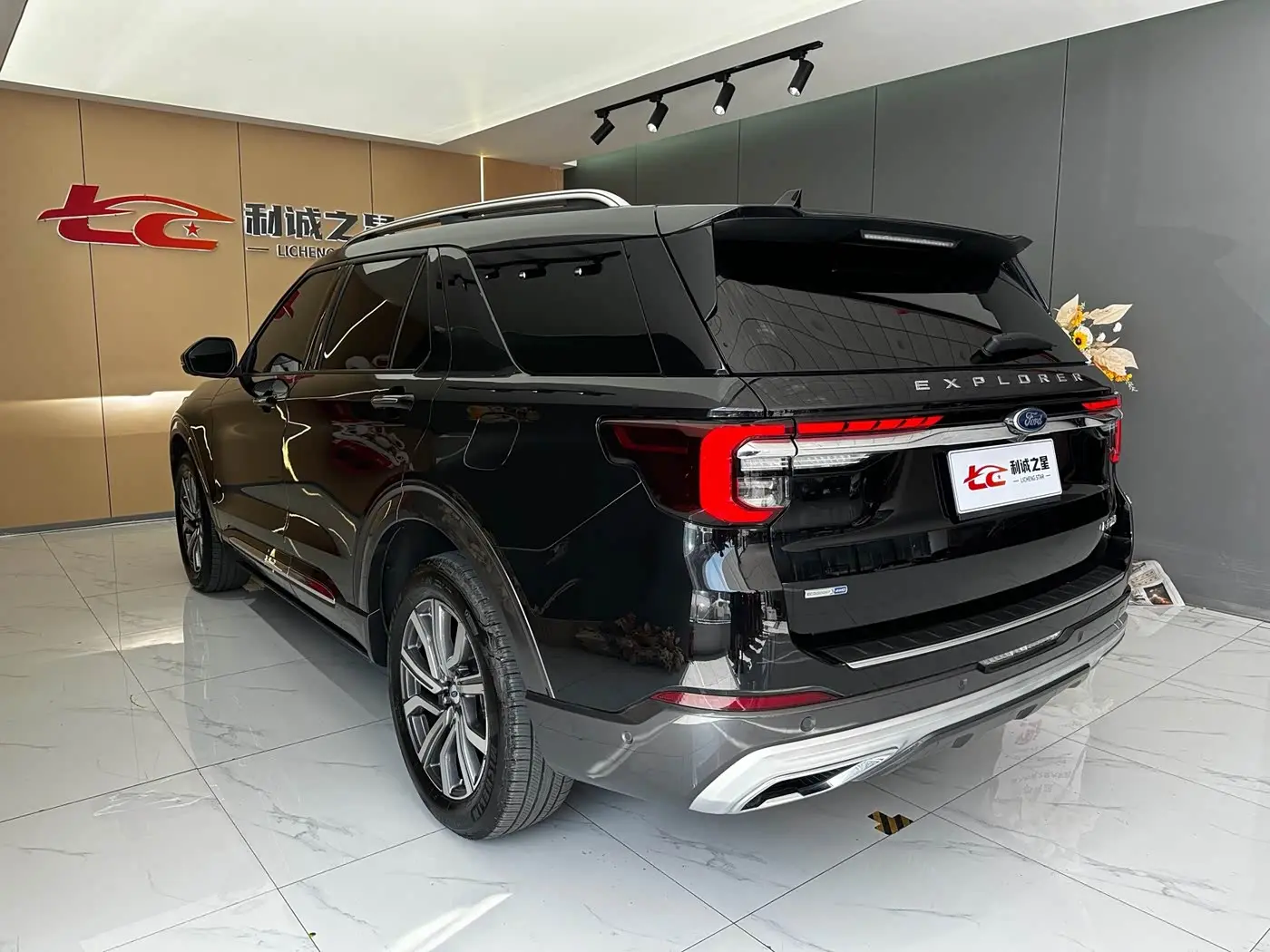 Ford Explorer 2024 — Photo 6/17