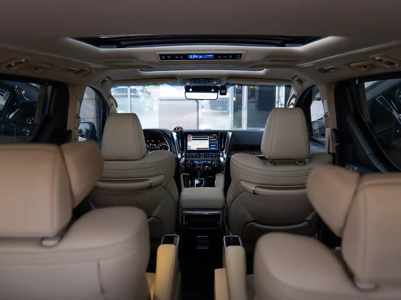 Toyota Alphard 2021 — Photo 17/18