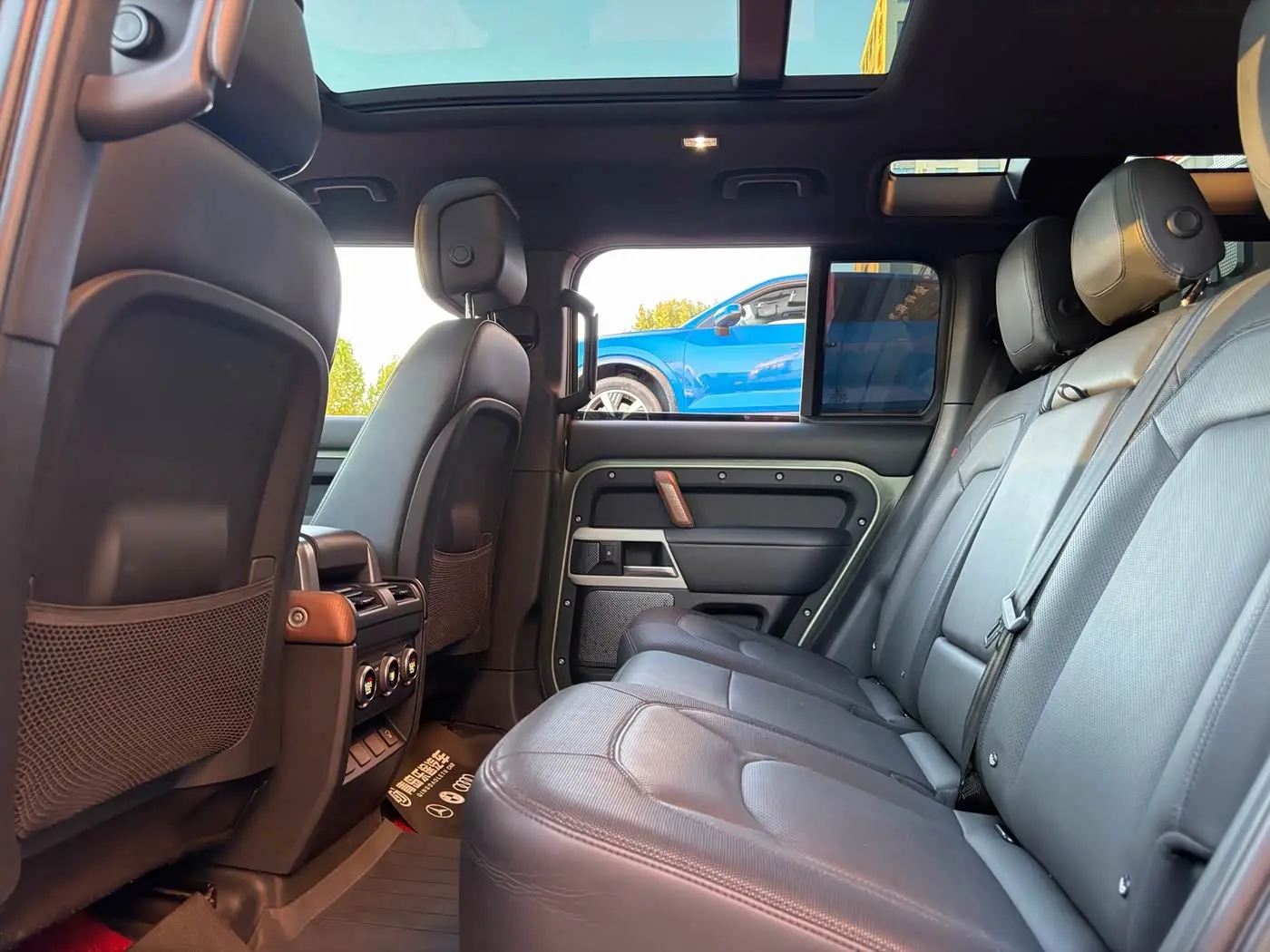 Land Rover Defender 2023 — Photo 8/16