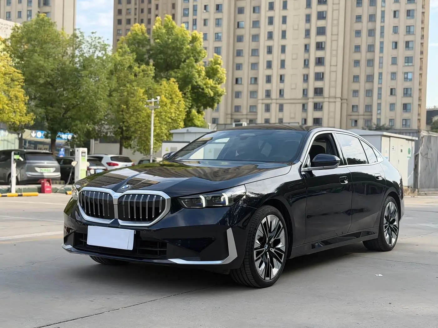 BMW 5 Series 2024 — Фото 1/16