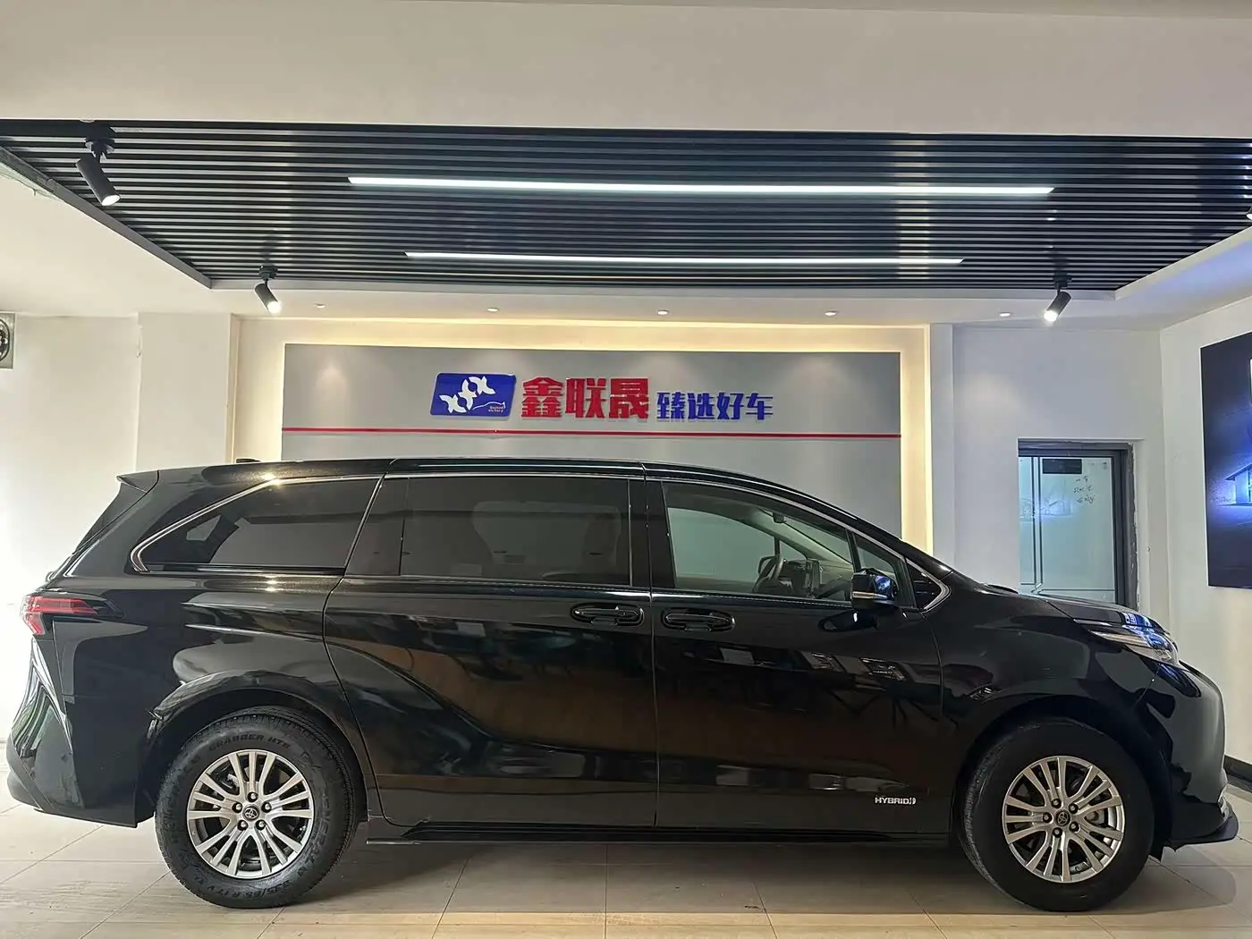 Toyota Sienna 2023 — Photo 4/20