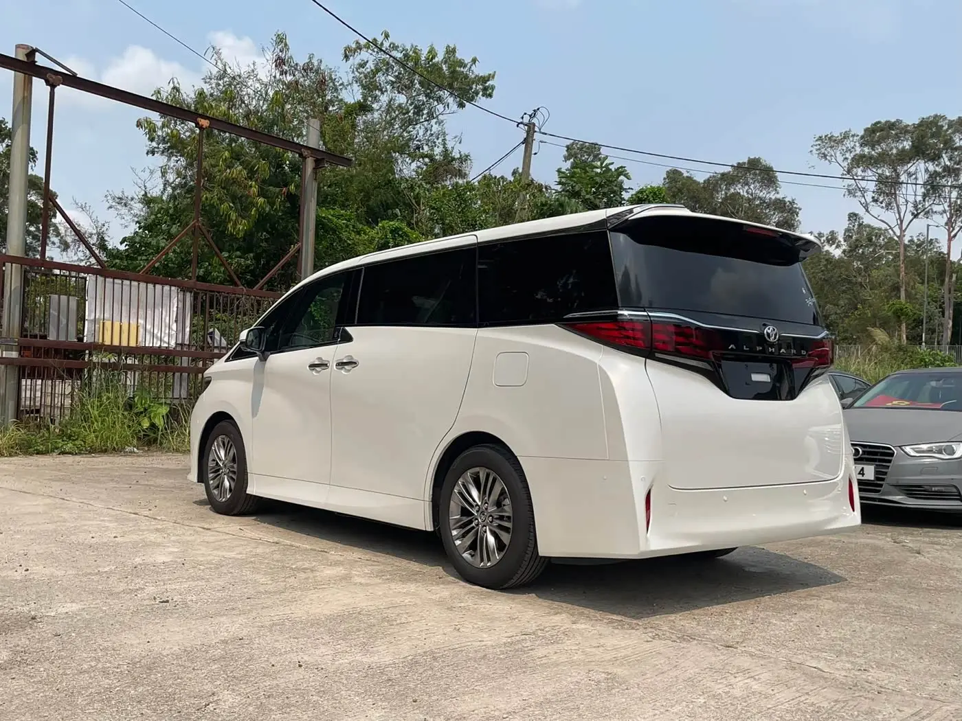 Toyota Alphard 2025 — Photo 4/14