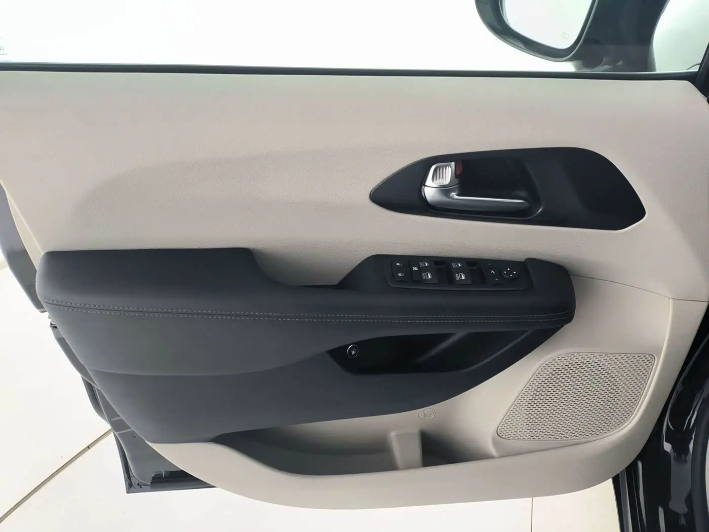 Chrysler Grand Caravan PHEV 2025 — Şəkil 10/17