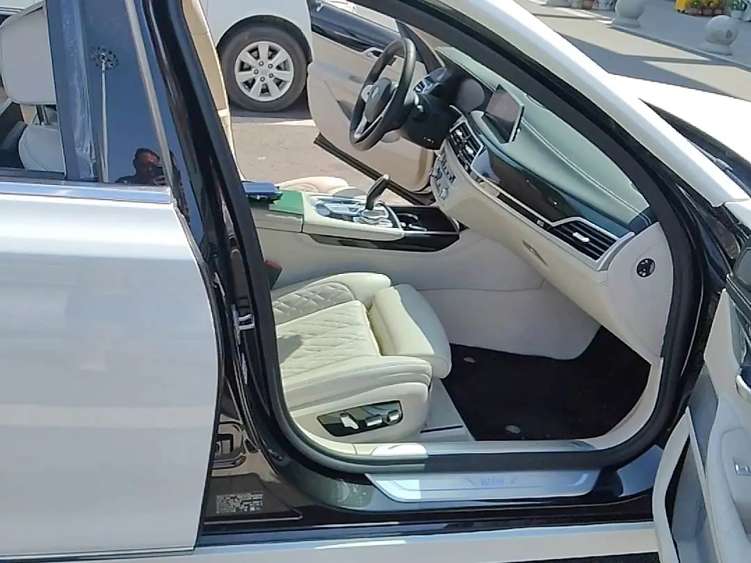 BMW 7 Series 2021 — Photo 7/12