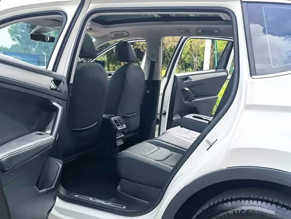 Volkswagen Tiguan L PHEV 2021 — Photo 10/20
