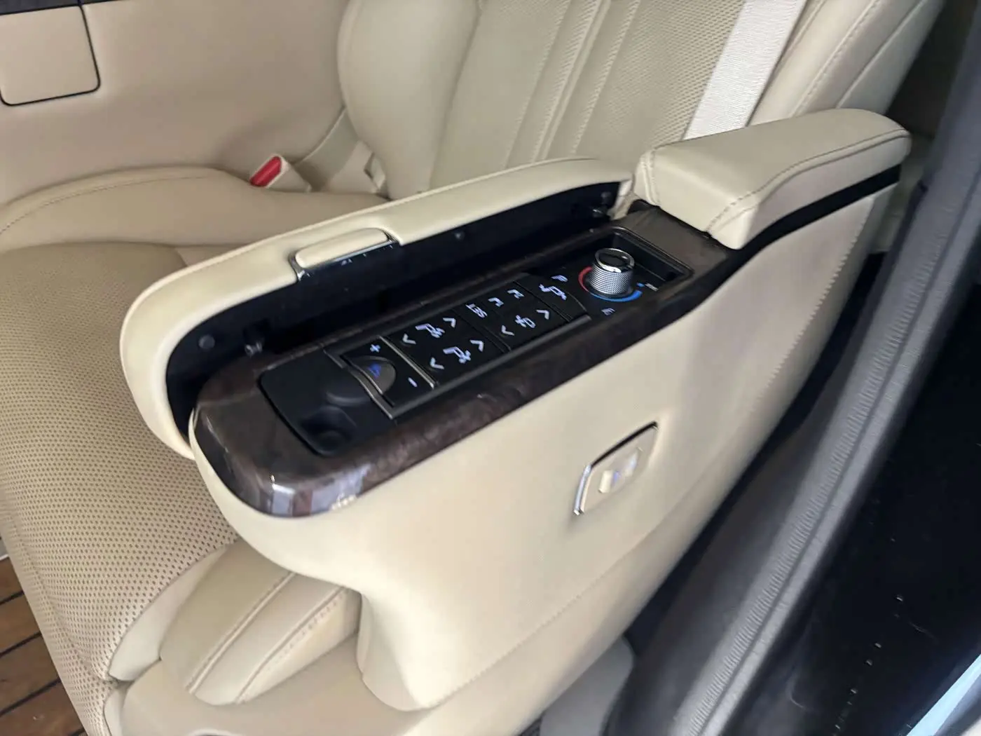Toyota Alphard 2023 — Photo 19/20