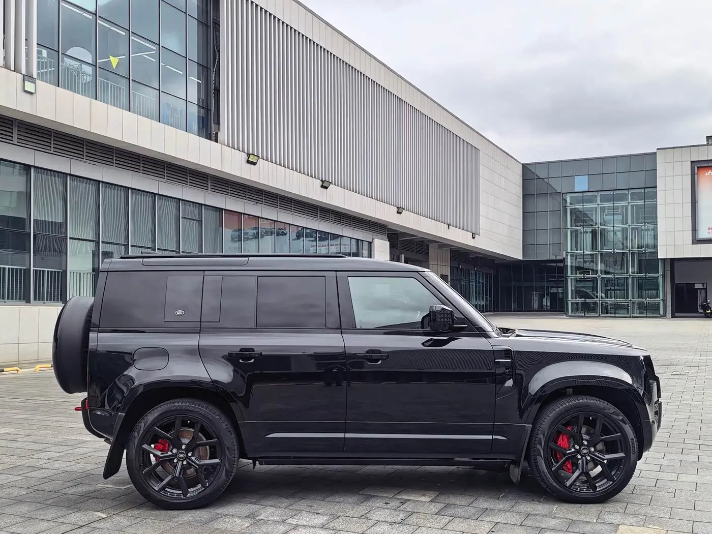 Land Rover Defender 2023 — Фото 4/20