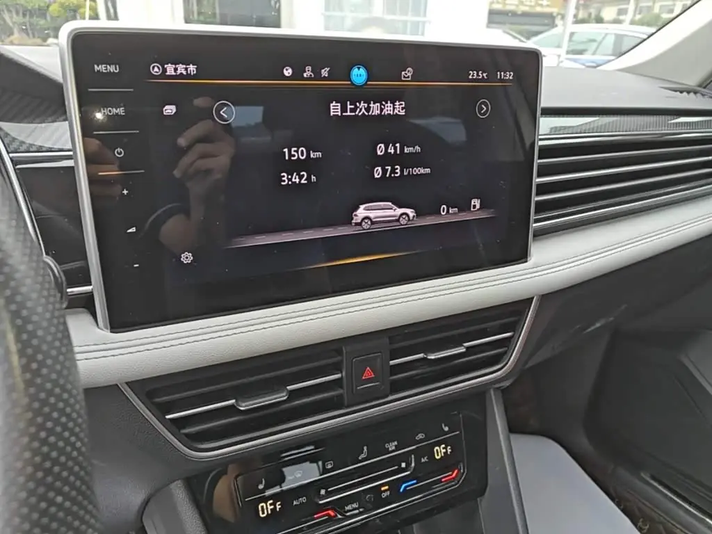 Volkswagen Tiguan L 2024 — Photo 13/20