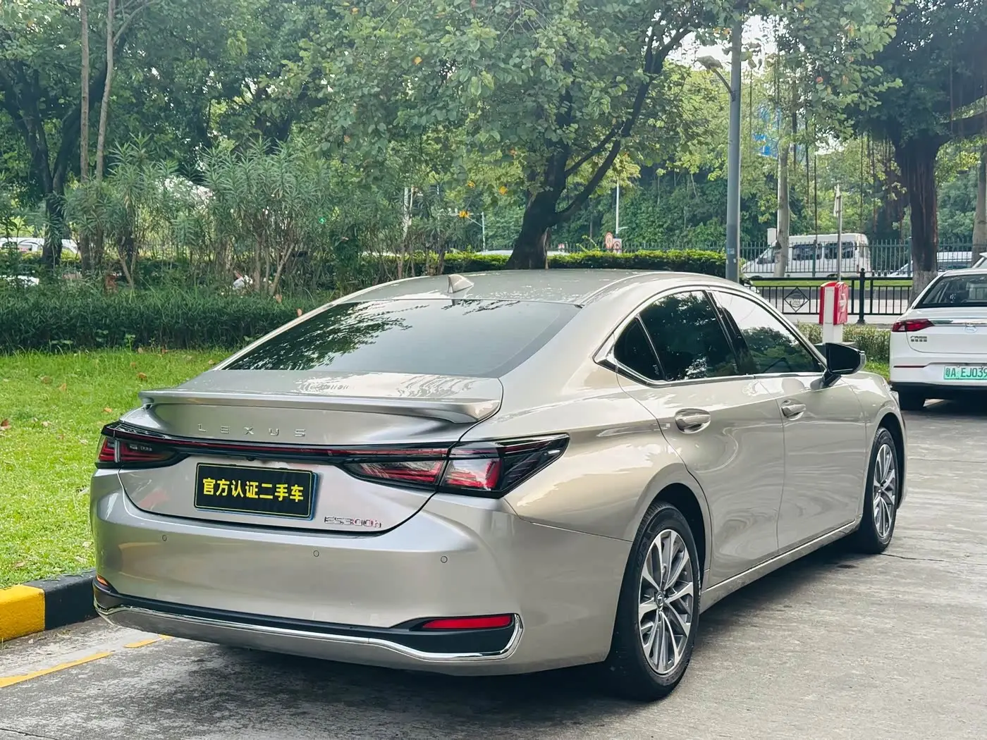 Lexus ES 2025 — Photo 5/19