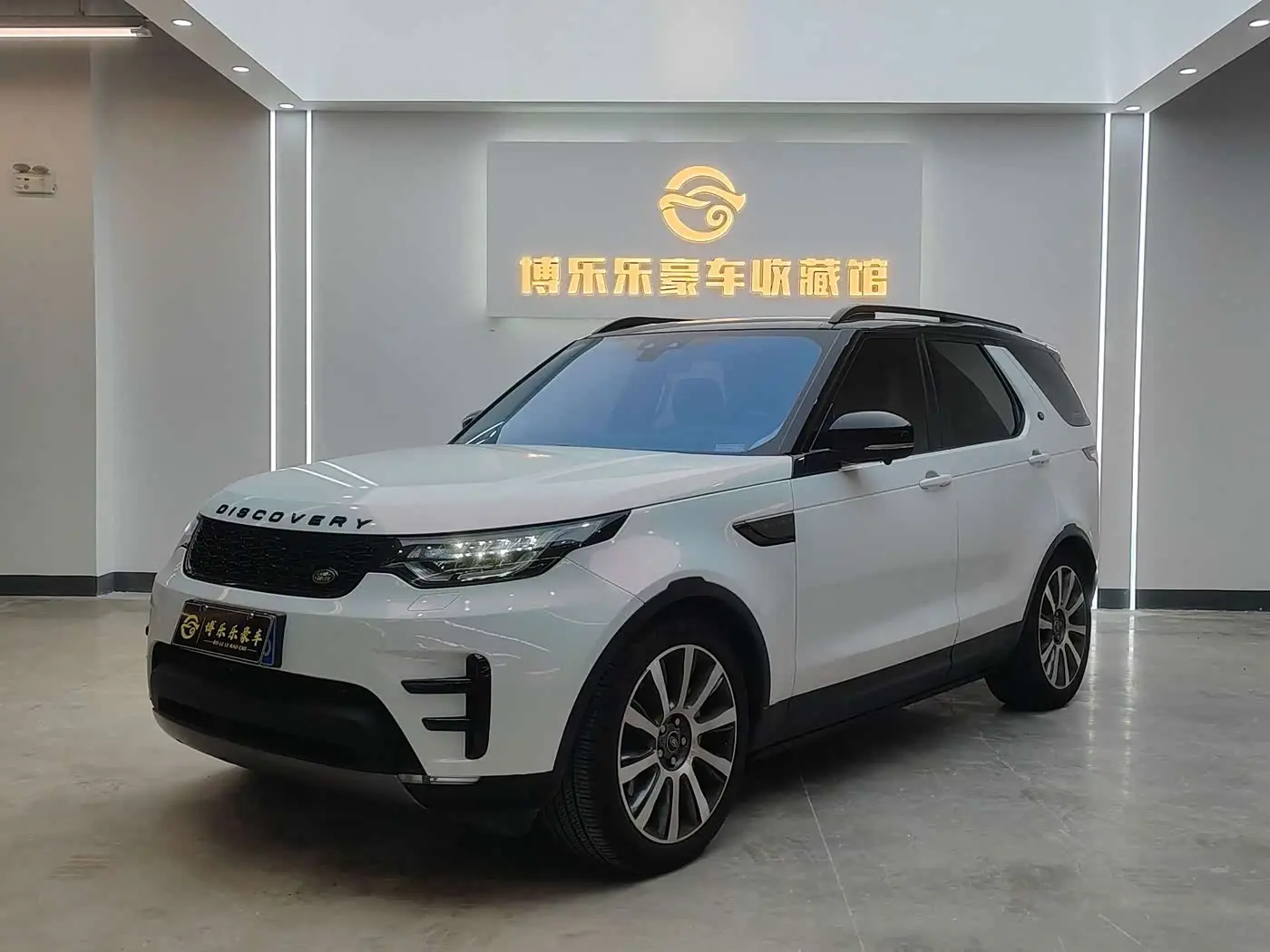Land Rover Discovery 2018 — Фото 1/20
