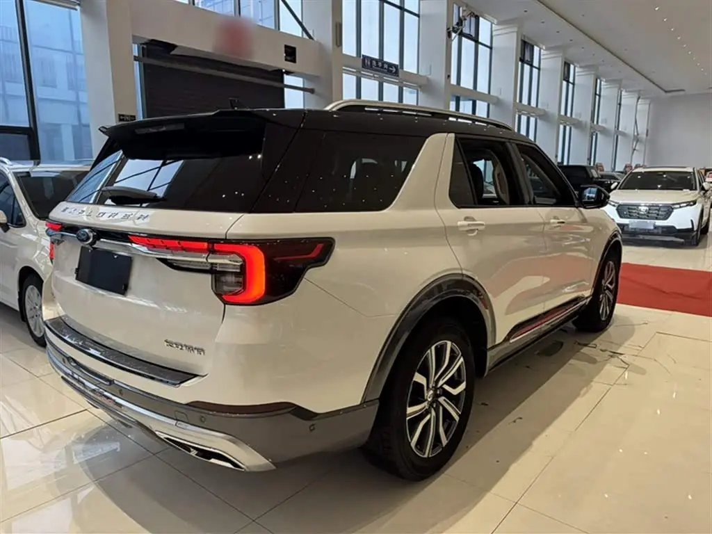 Ford Explorer 2023 — Photo 7/19