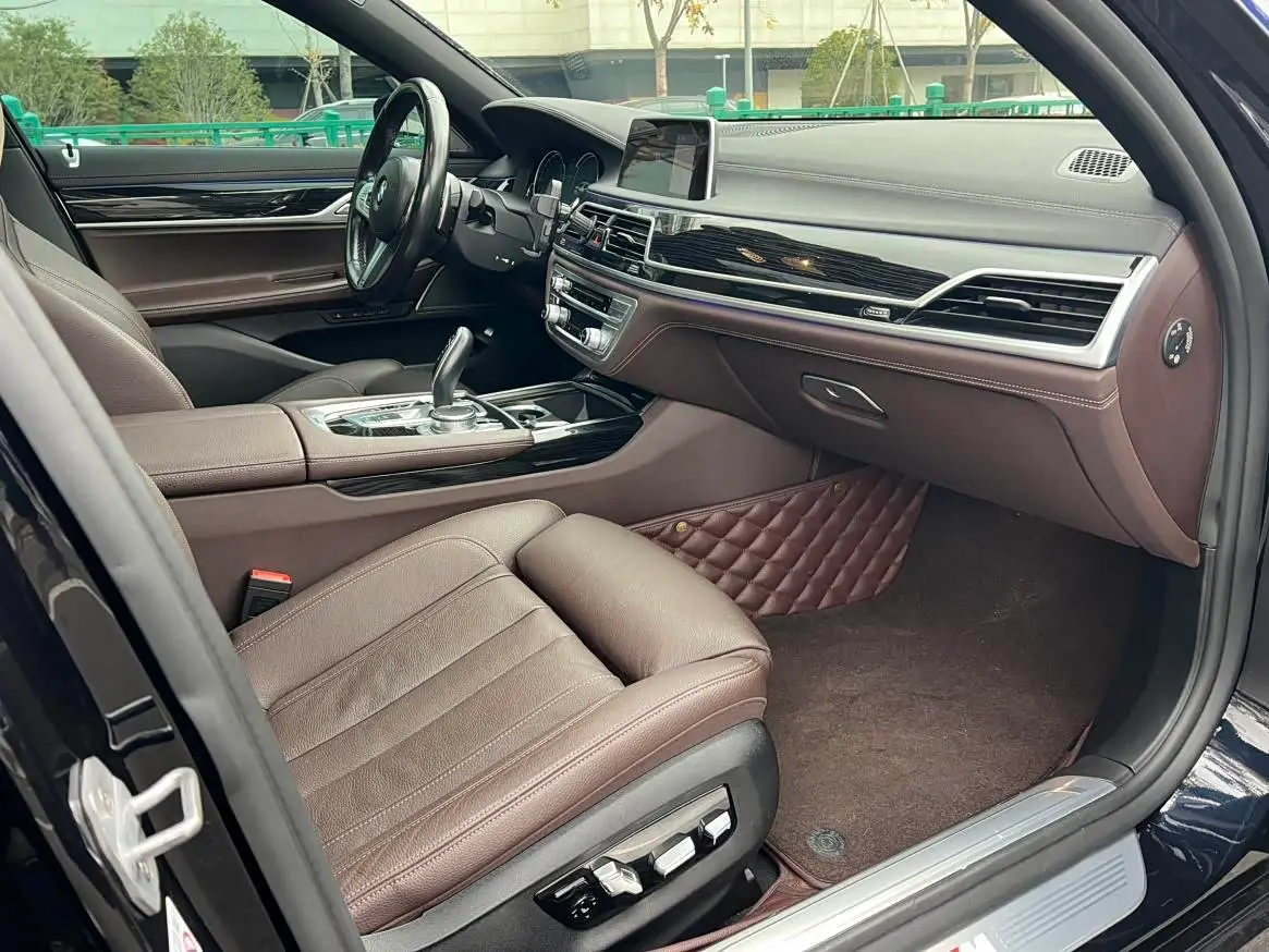 BMW 7 Series 2019 — Photo 12/19