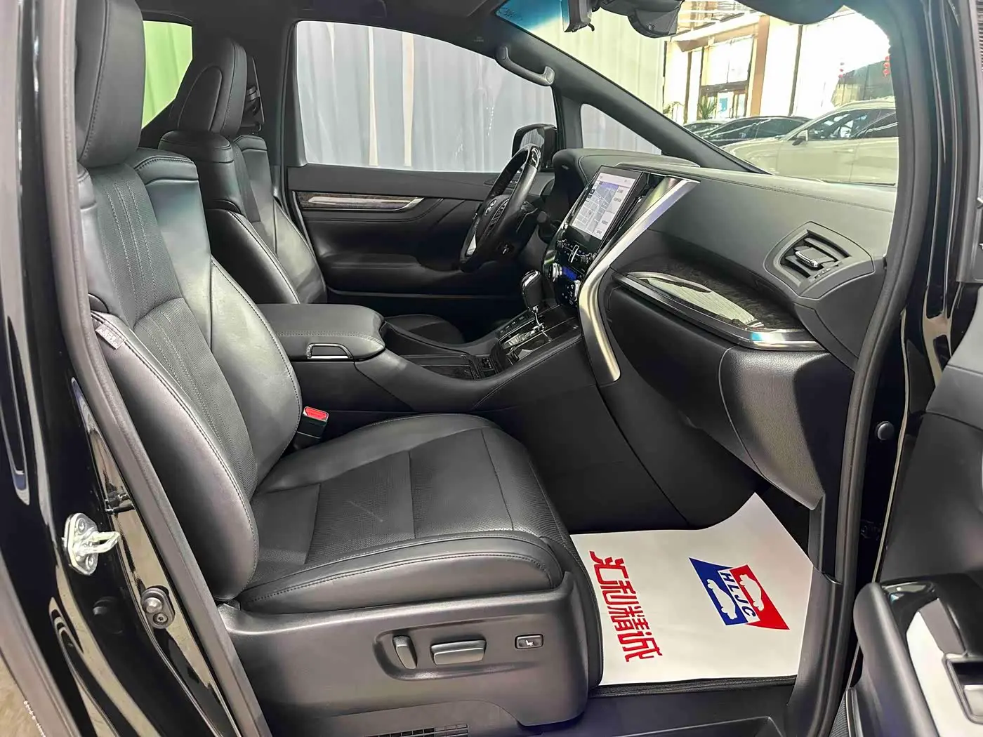 Toyota Vellfire 2023 — ფოტო 12/20