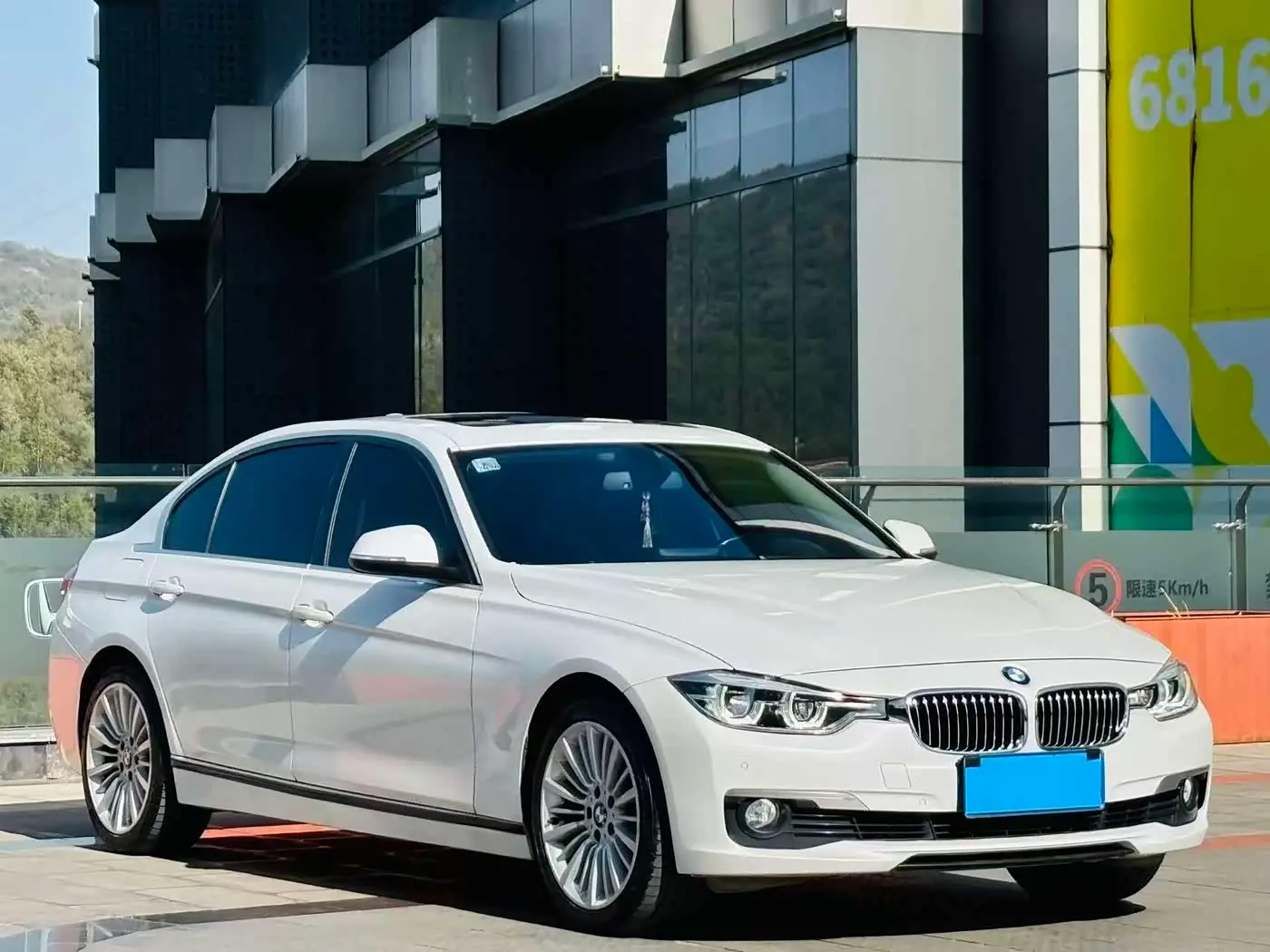 BMW 3 Series 2018 — Фото 3/14