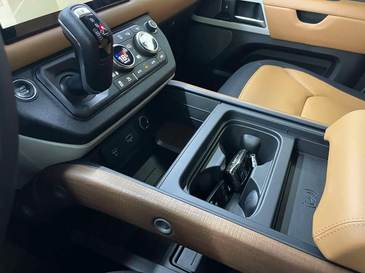Land Rover Defender 2023 — Photo 13/20