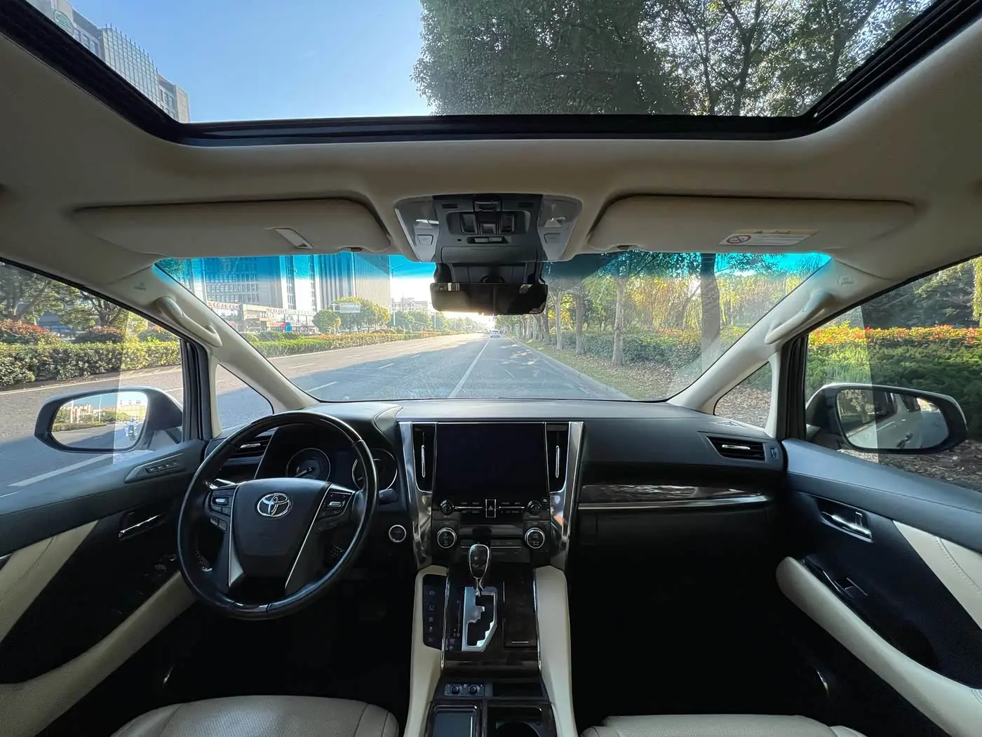 Toyota Alphard 2021 — Photo 15/20
