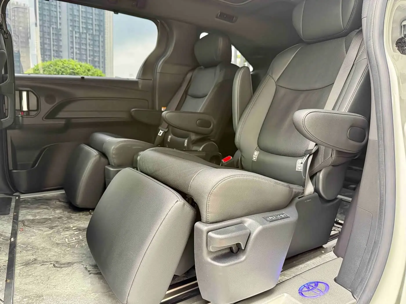 Toyota Sienna 2022 — Фото 8/9