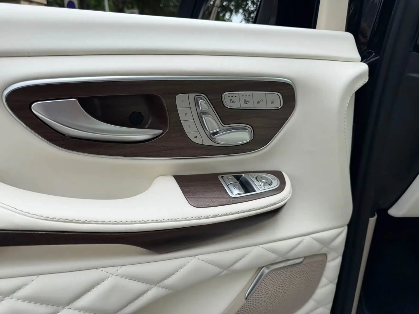 Mercedes-Benz V-Class 2024 — Photo 10/20