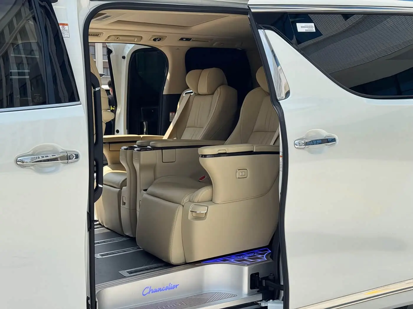 Toyota Alphard 2022 — Photo 7/11