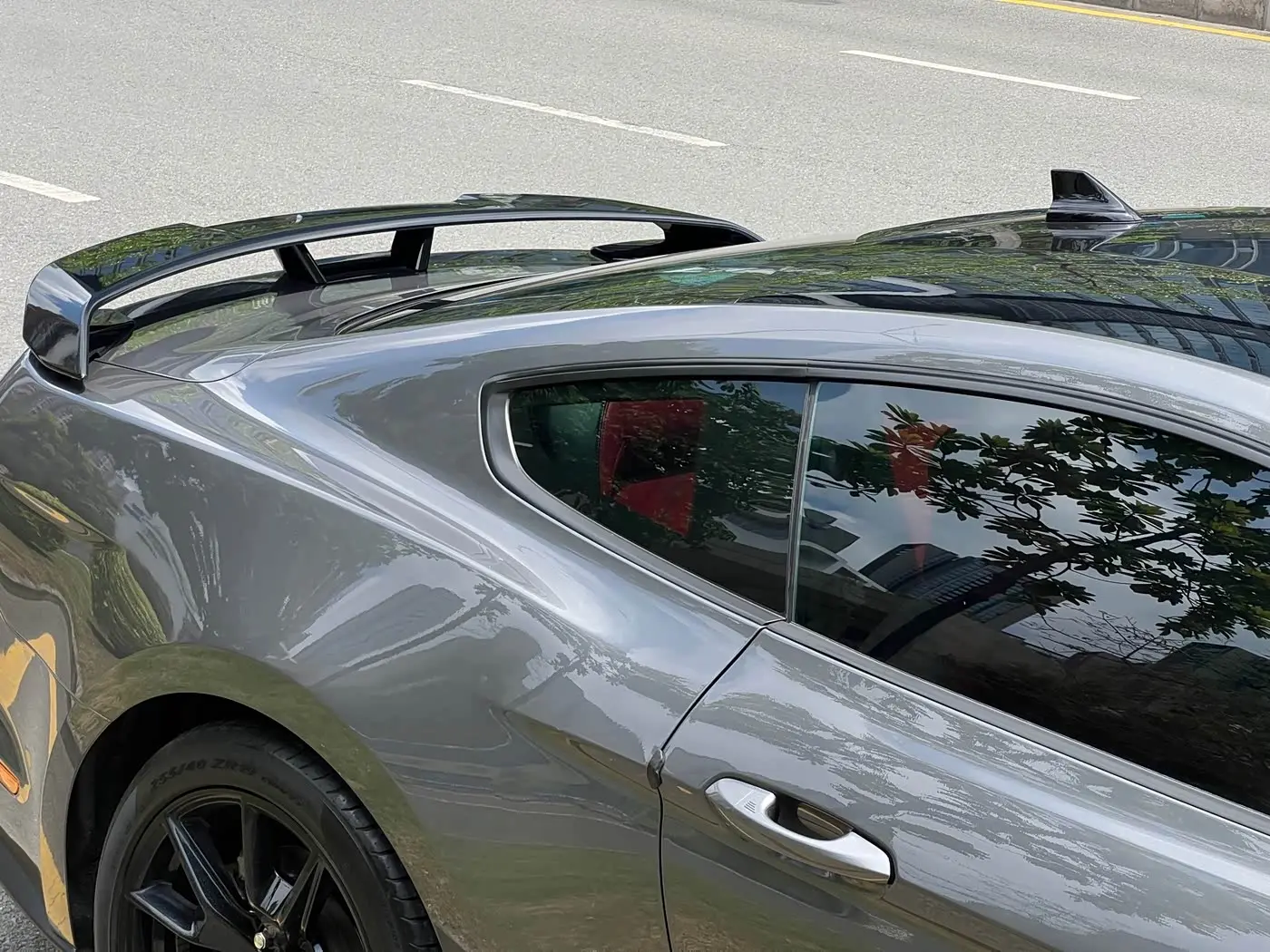 Ford Mustang 2021 — ფოტო 17/20